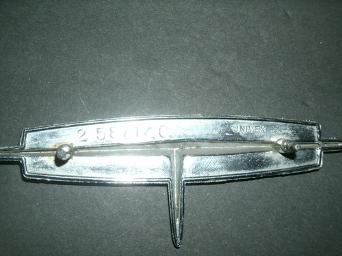 Vintage 1963 Oldsmobile Ninety Eight Fender Emblem (4.5") Univex Part # 2587140 - Picture 6 of 8