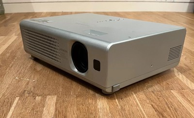 Hitachi CP RX60 Beamer Projektor für Heimkinos und Präsentationen | mit Zubehör