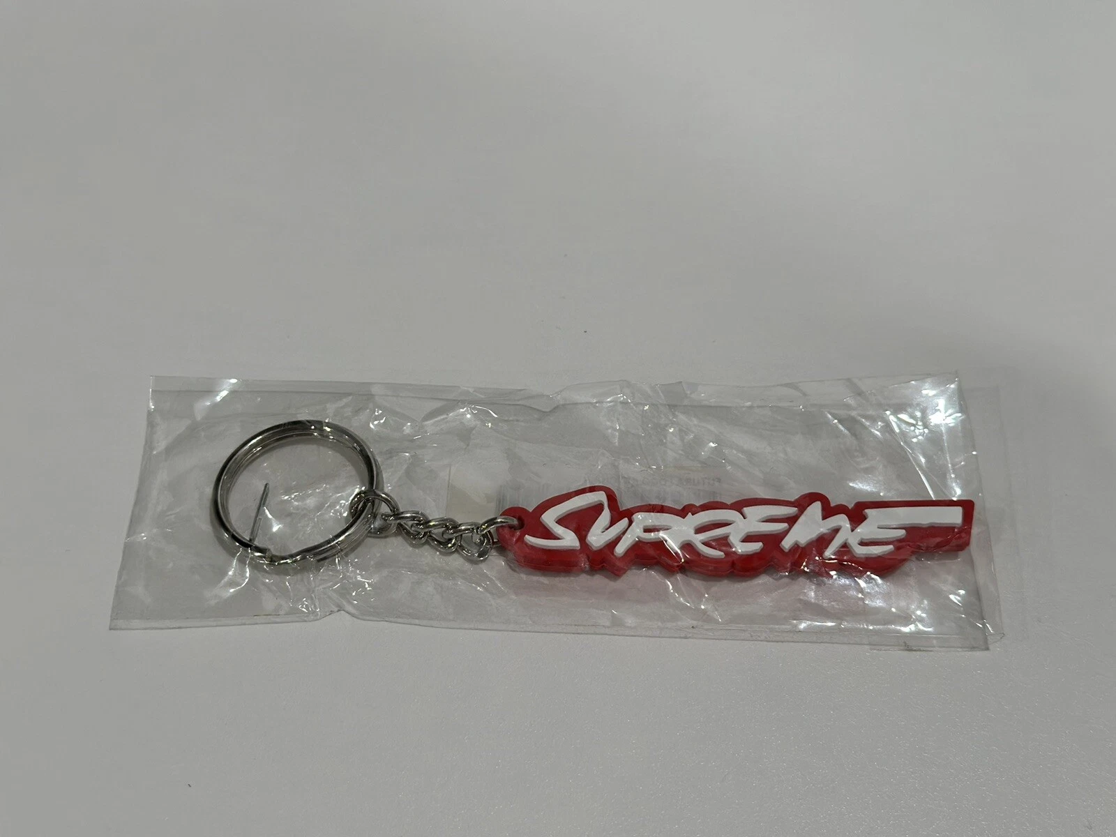 Porte clés logo Supreme FUTURA FW20 rouge