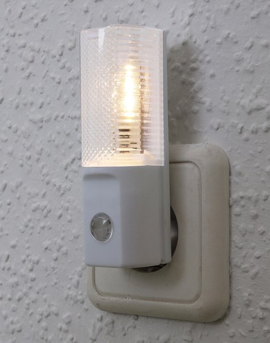 LED Nachtlicht mit Tag/Nacht Sensor 230V 120° 20lm 0,7W 5 LEDs warmweiß Notlicht - Bild 3 von 7