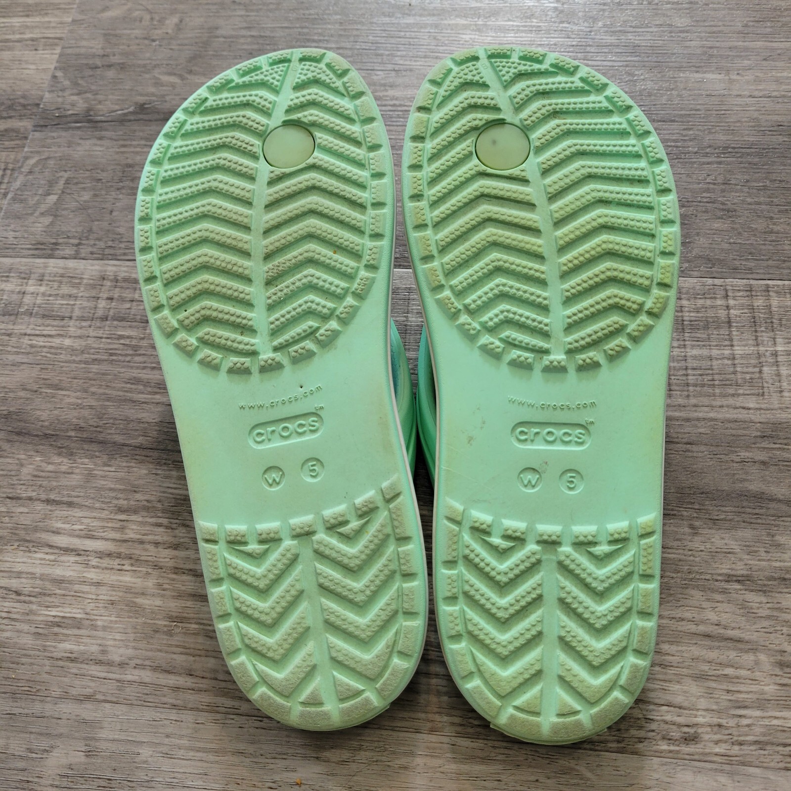 Crocs Women's Crocband Iconic Comfort Flip Flops DG4 … Gem
