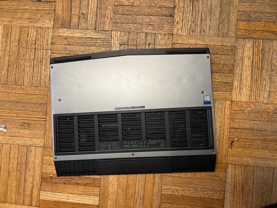 #A36 ALIENWARE 15R3 modelo P69F Core i7 8GB RAM 7820HK Foto 4 de 4