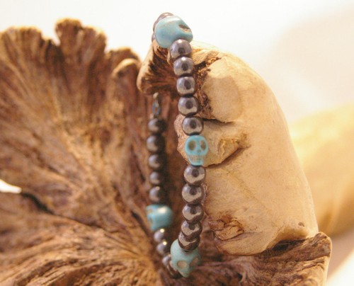 Clasp bracelet, light blue howlite turquoise skulls & hematite beads on wire - Picture 3 of 7