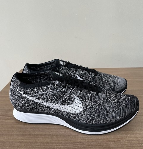 NIKE FLYKNIT RACER 2.0 OREO TAGLIA UK8, EUR42,5, US9 526628 012, GIACENZA DI MAGAZZINO ORIGINALE - Foto 11 di 12