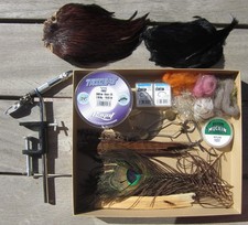 MATÉRIEL PÊCHE À LA MOUCHE ETAU COU DE COQ HAMECON NYLON PORTE BOBINE PINCE +...