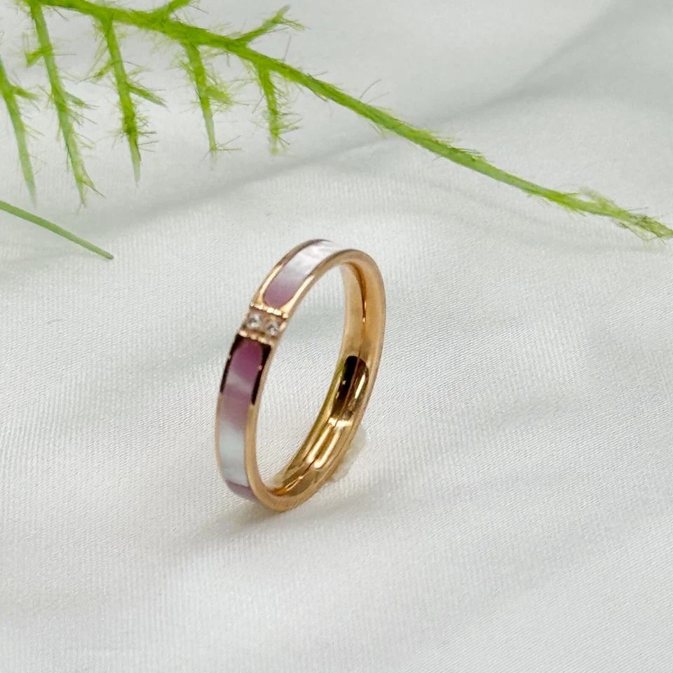 Elegante Anillo de Acero Inoxidable Oro Rosa con Incrustación de Madreperla, Apto para Foto 4 de 4