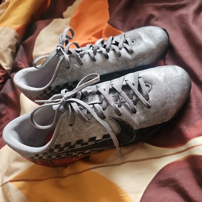 Nike Neymar JR Silber Fußballschuhe UK Größe 4 Jungen Kinder Formstollen 