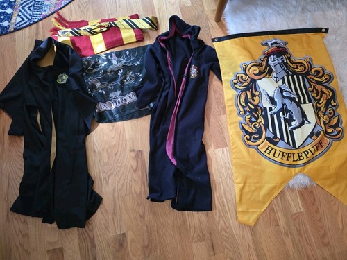 Universal Studios Wizarding World Harry Potter Hufflepuff Robe + Collection