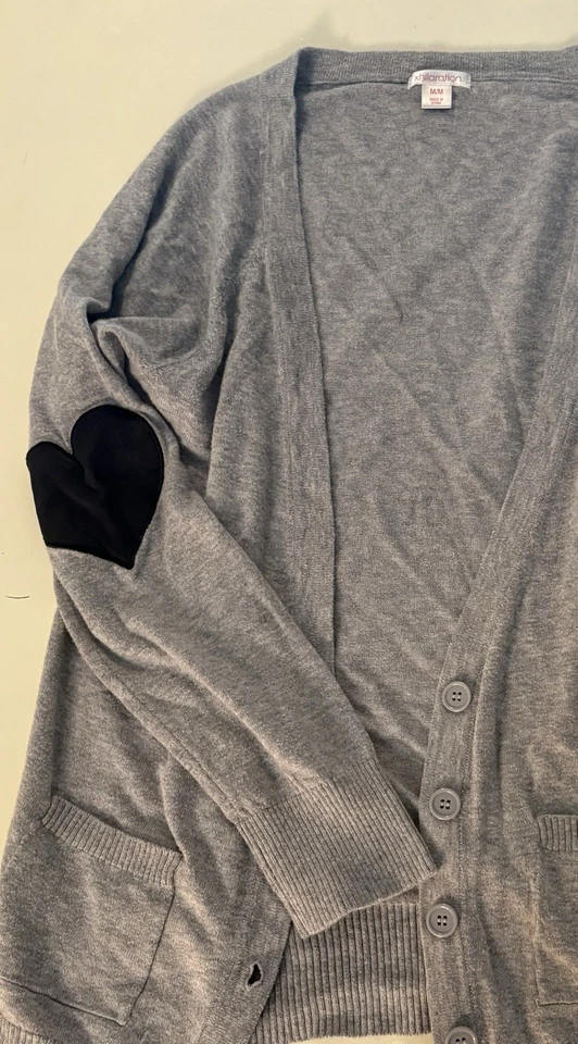 Cardigã suéter cinza com remendos de cotovelo coração preto tamanho. M - Imagem 2 de 4
