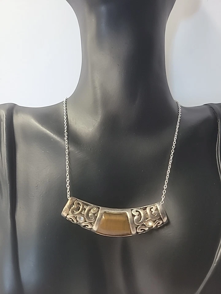 Collar vintage ojo de tigre tono plata barra curva colgante filigrana pergamino Foto 2 de 4