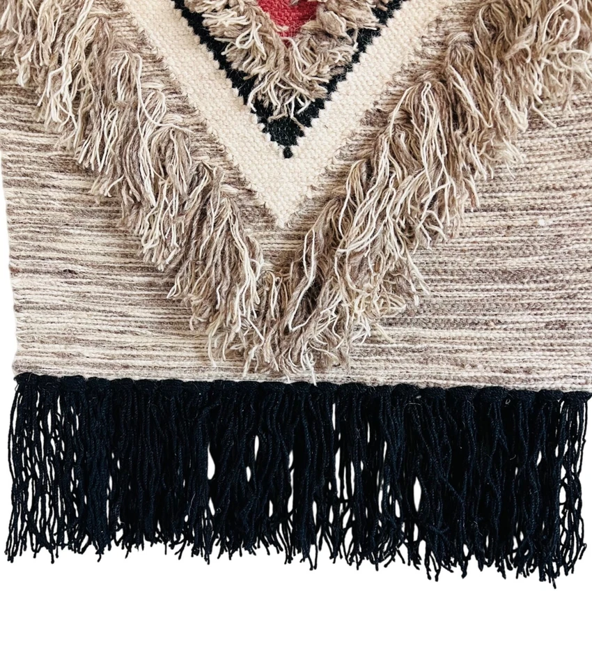Decoración colgante de pared grande de lana tejida a mano con diseño geométrico y detalles de flecos Foto 4 de 4