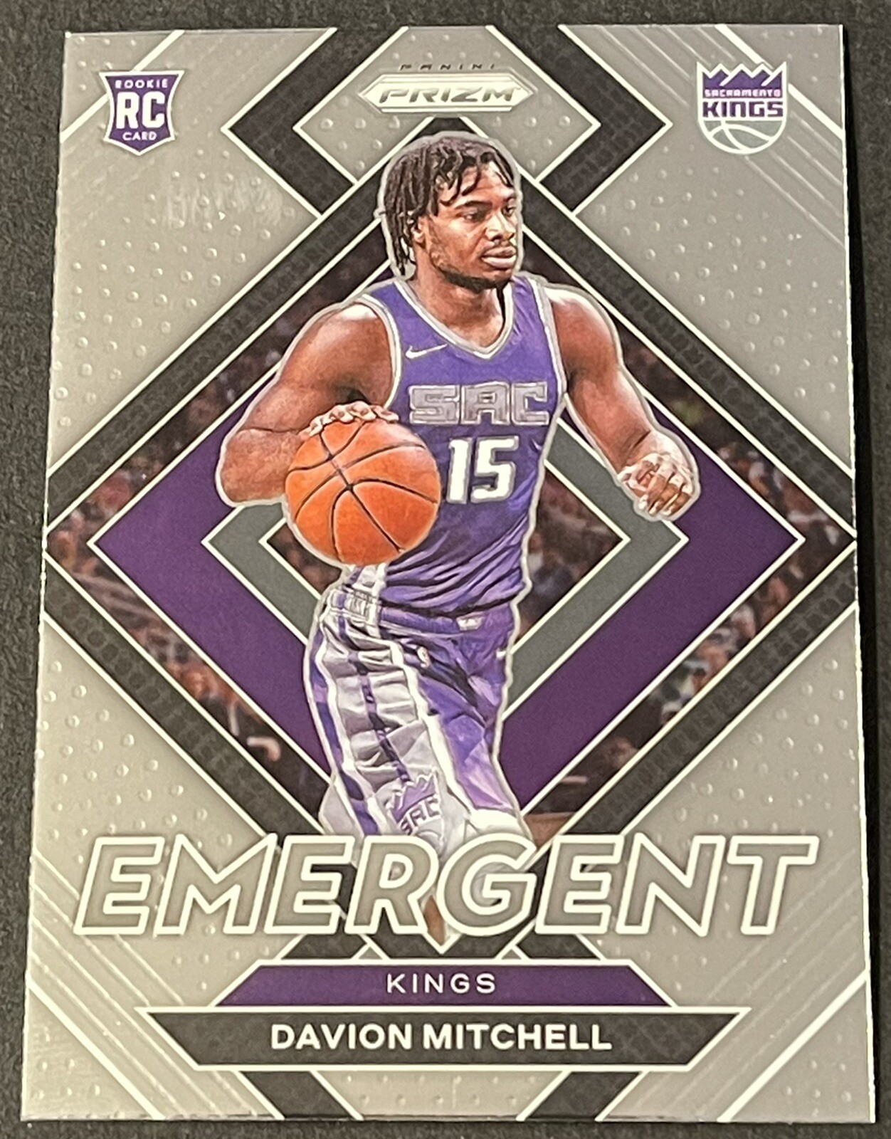 2021-22 Panini Prizm Basketball - Davion Mitchell #25 Emergent RC Kings