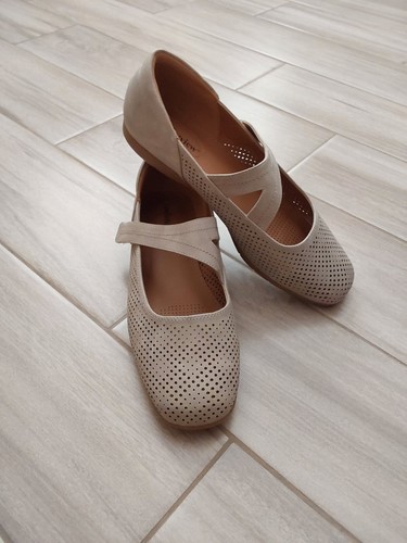 Comfort View Taupe Beige Mary Jane Flats. Size 10.5 M