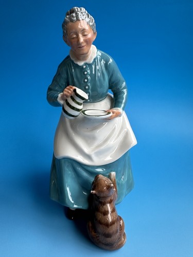 Royal Doulton Figurine "Favourite "HN2249 - Picture 23 of 24