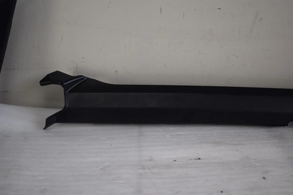 2015 LAND ROVER DISCOVERY L24 EXTERIOR WINDOW TRIM RIGHT SIDE FACTORY OEM - Image 2 of 4