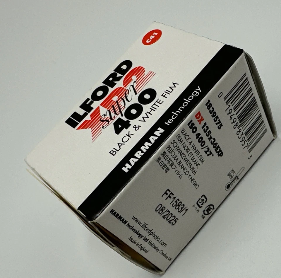 Película negativa ILFORD XP2 Super 400 24 exposición blanco y negro caducidad 08/2025 Foto 2 de 4