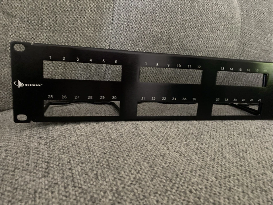 Siemon 48 Port Network Patch Panel Ethernet Connectivity MX-PNL-48-C Unloaded - Image 2 of 4