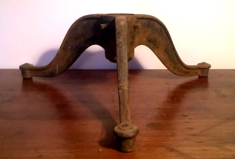 Tripé de ferro fundido industrial antigo base desenho máquina de escrever mesa rack de vestuário - Imagem 4 de 4