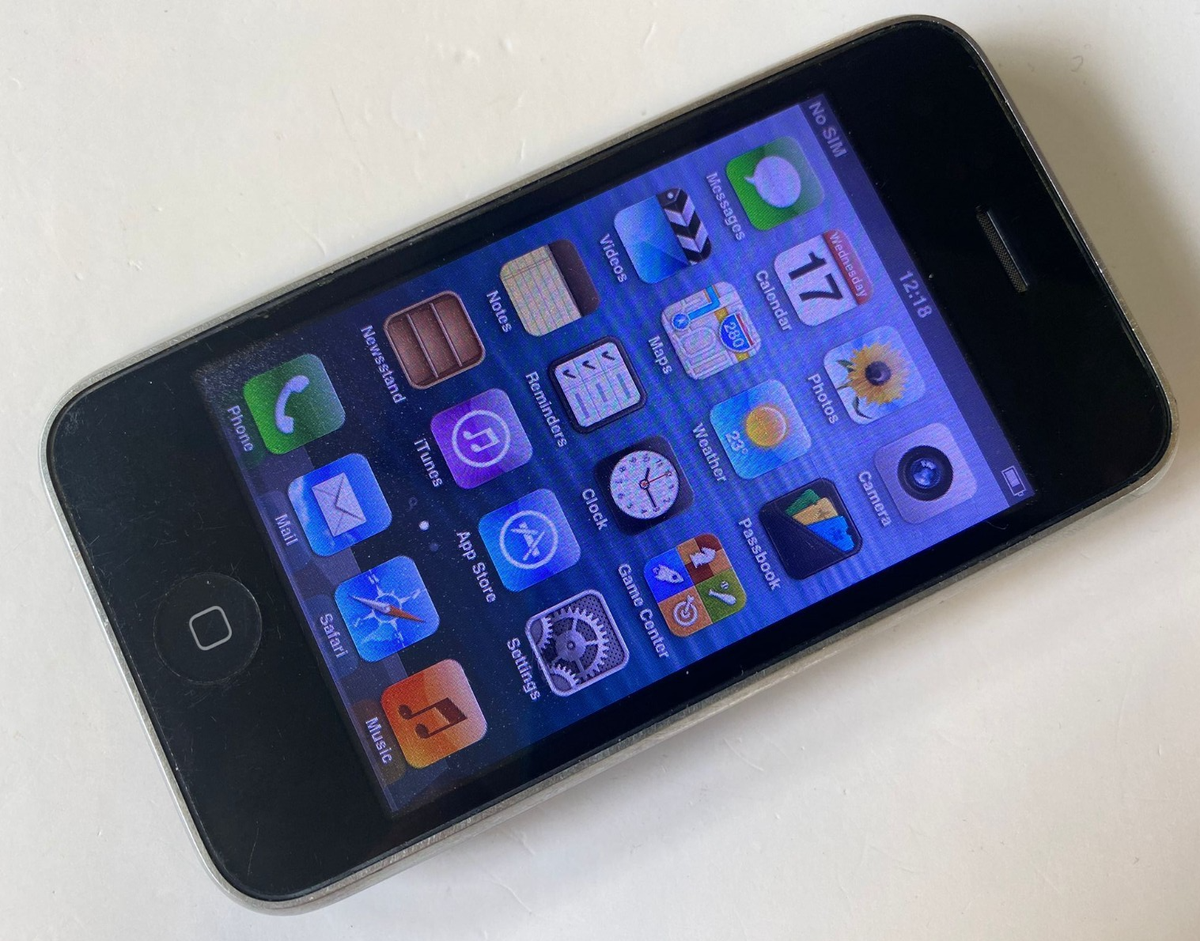 Apple iPhone 3GS A1303 Smartphone UNLOCKED 16GB Black IOS 6 Black