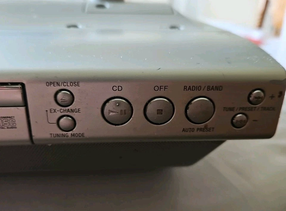 Cambiador de discos Sony debajo del gabinete 3 CD, radio reloj, probado con control remoto ICF-CDK703 Foto 4 de 4