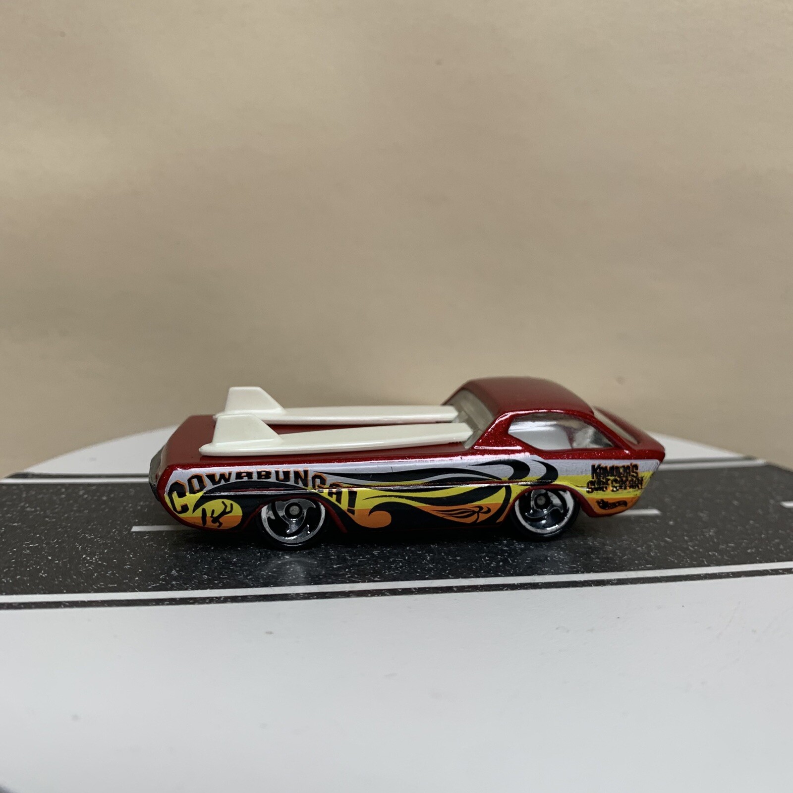2002 Hot Wheels Mainline #122 Deora Dark Red w/Chrome SB & White Surfboards NM