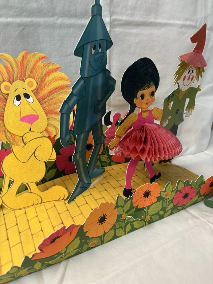 Centro de mesa de fiesta de papel vintage con sello de los años 70 Mago de Oz Foto 3 de 4