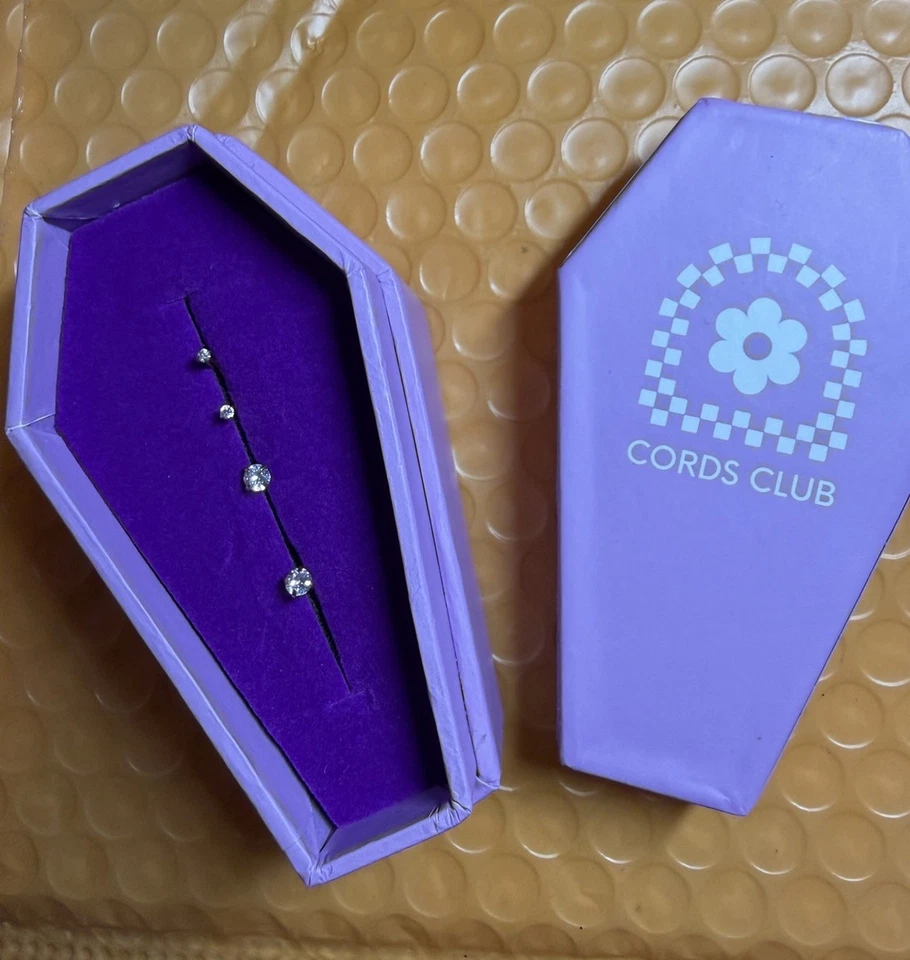 Aretes con espalda plana Cords Club 2 pares de oro con piedras de circonita cúbica Foto 4 de 4