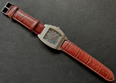 Armbanduhr Vuillemin Regnier Gehäuse ca. 37 x 47 mm NEU mit Schutzfolien