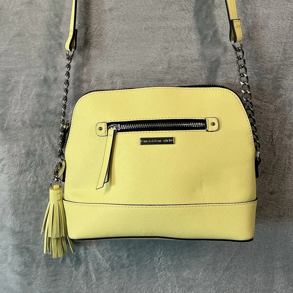 Cartera bandolera domo amarilla Madden Girl flecos Foto 2 de 4