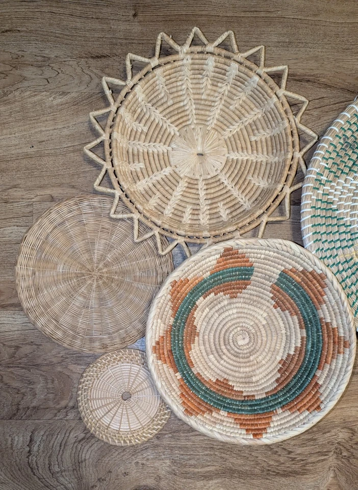 Precioso juego de canasta de pared boho grande de tono neutro con detalles rojos + verdes, ¡4,2 pies! Foto 3 de 4