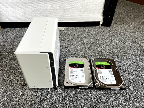 Synology NAS DS220J + 2x Seagate Ironwolf 1TB 5900RPM (Total 2TB)