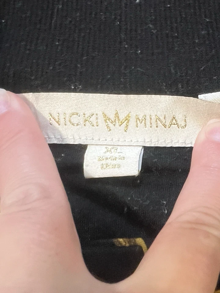 Nicki Minaj Feminino Logotipo Preto e Dourado Corrente Cropped Manga Longa XL Botão para Cima - Imagem 4 de 4