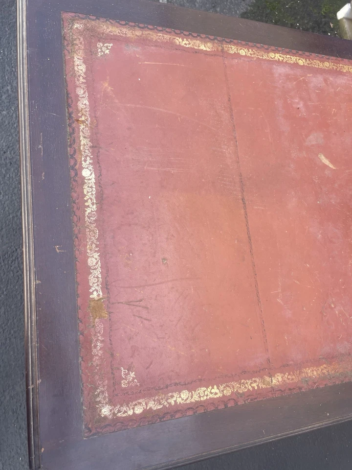 Mogno? Escrivaninha superior de couro secretária escritório gavetas pernas pés bronze - Imagem 4 de 4