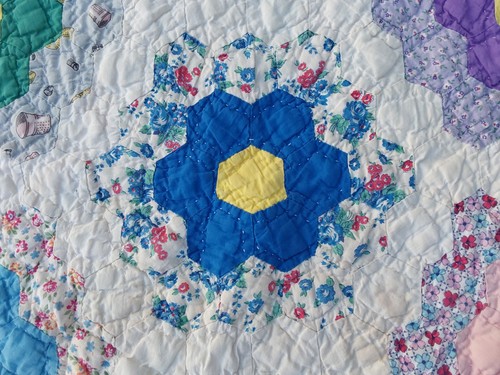 Vintage Hexagon Flower Quilt 66.5x73.5 Hand and Machine Sewn Quilted - Picture 8 of 18