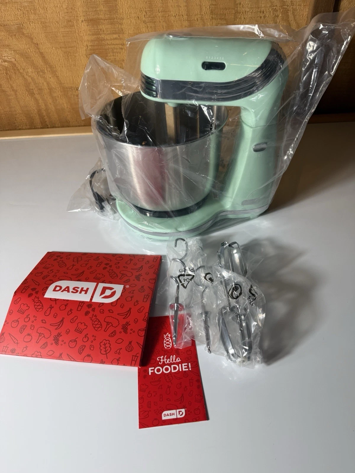 Dash DSM250PB Retro Stand Mixer Mint Aqua 6-Speed w Bowl & Attachments
Opens in a new window or tab
