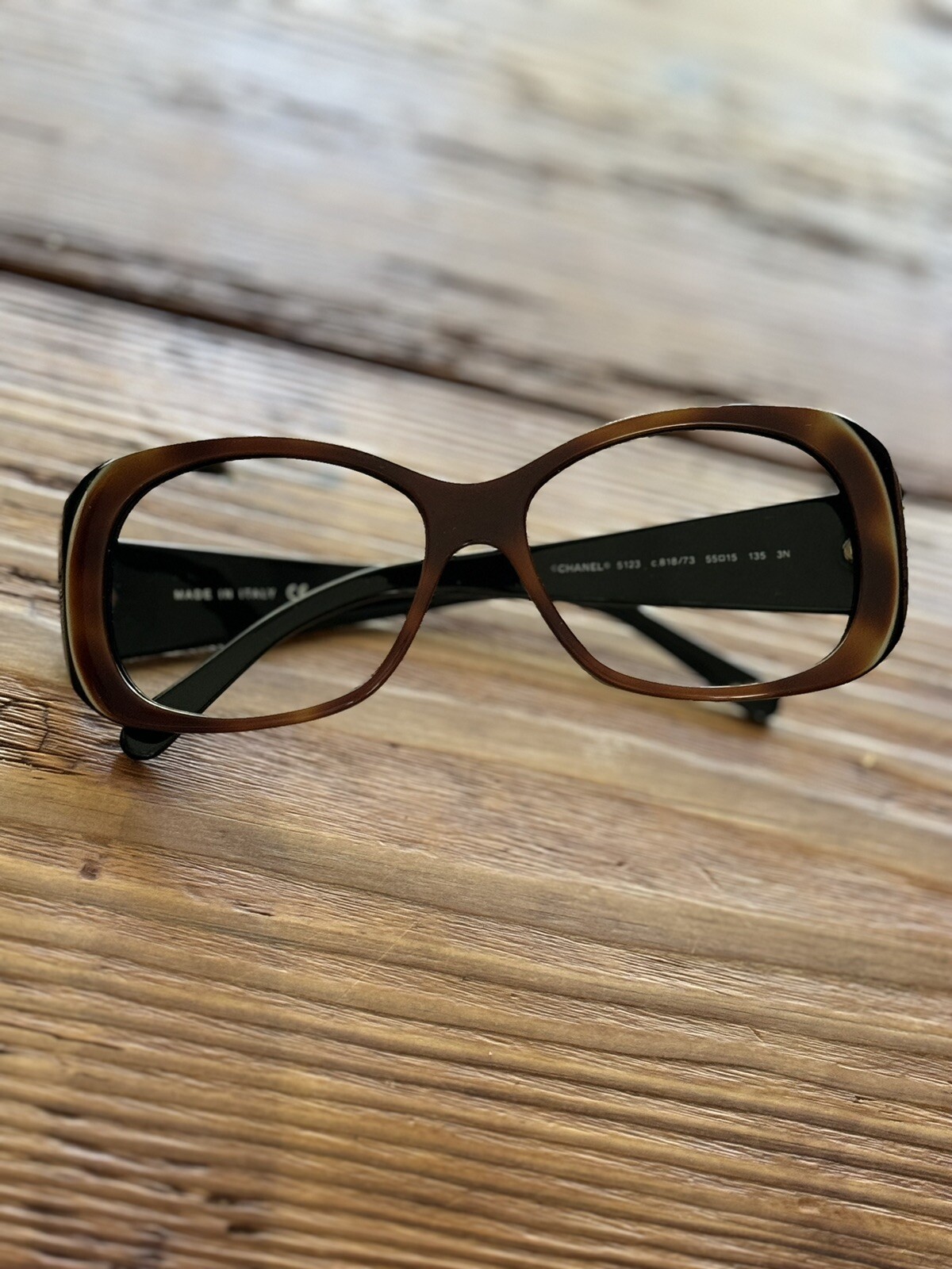 Stylish women's sunglasses for fashion and UV protection-image