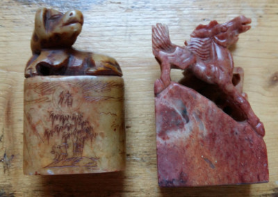 zwei alte chinesische geschnitzte Stein Ziertiere Schwein Pferde