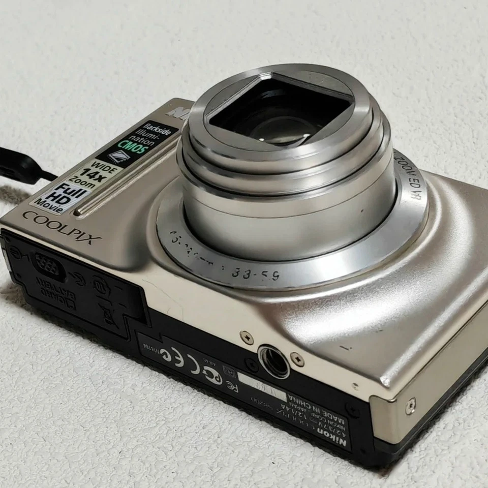 Nikon COOLPIX S8200 Digital Camera 16.1 MP 14x Optical Zoom with Accessories  - Image 3 of 4