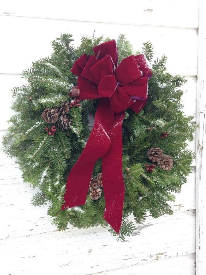 Corona de Navidad de abeto bálsamo fresco 24" con lazo borgoña y bayas Foto 2 de 2