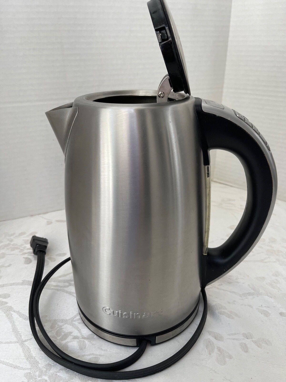Cuisinart CPK-17P1 1500W Cordless Electric Kettle with Perfectemp Technology  -image