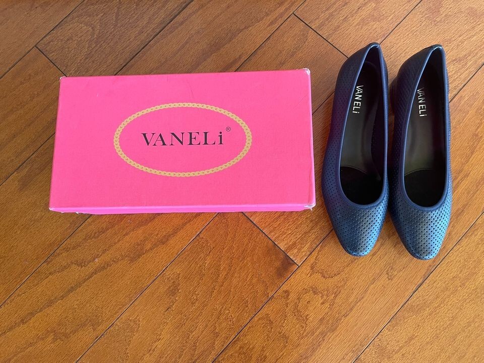 VANELi Ardyce Navy Nappa Dress shoe with a unique heel shape Save 86.