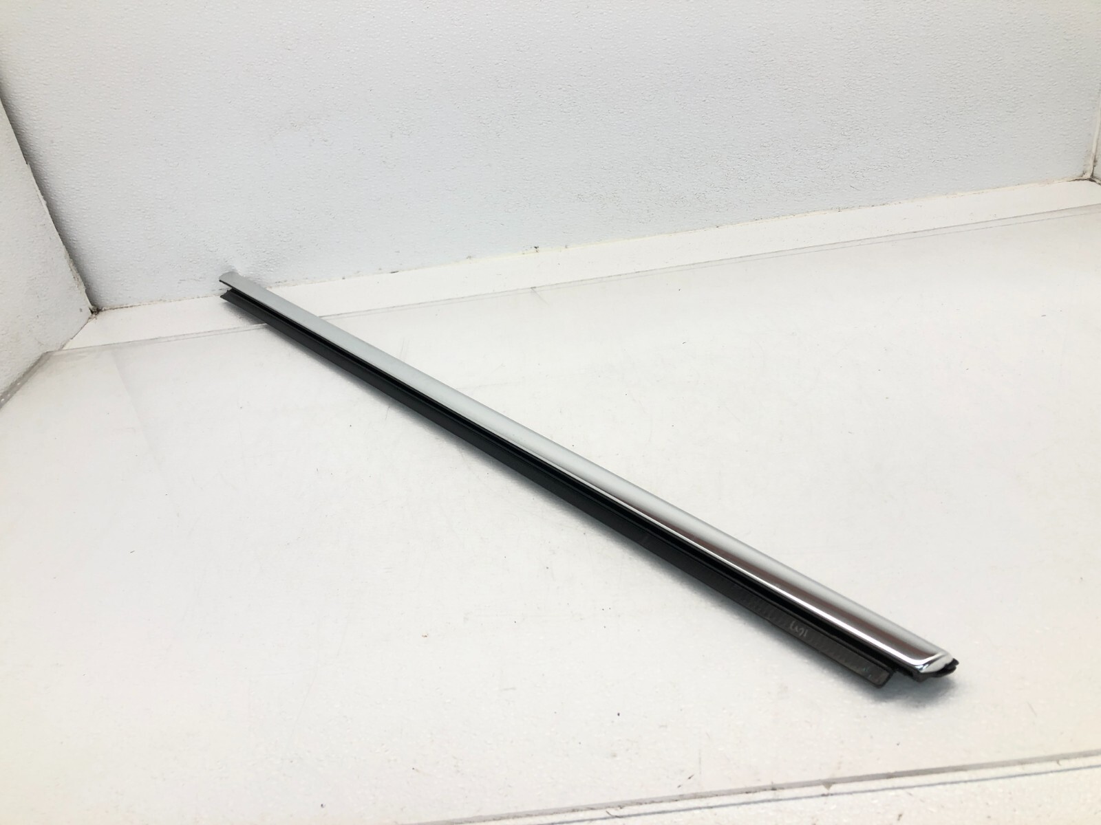 2017-2020 MASERATI LEVANTE LEFT DRIVER FRONT DOOR WINDOW BELT MOLDING TRIM OEM