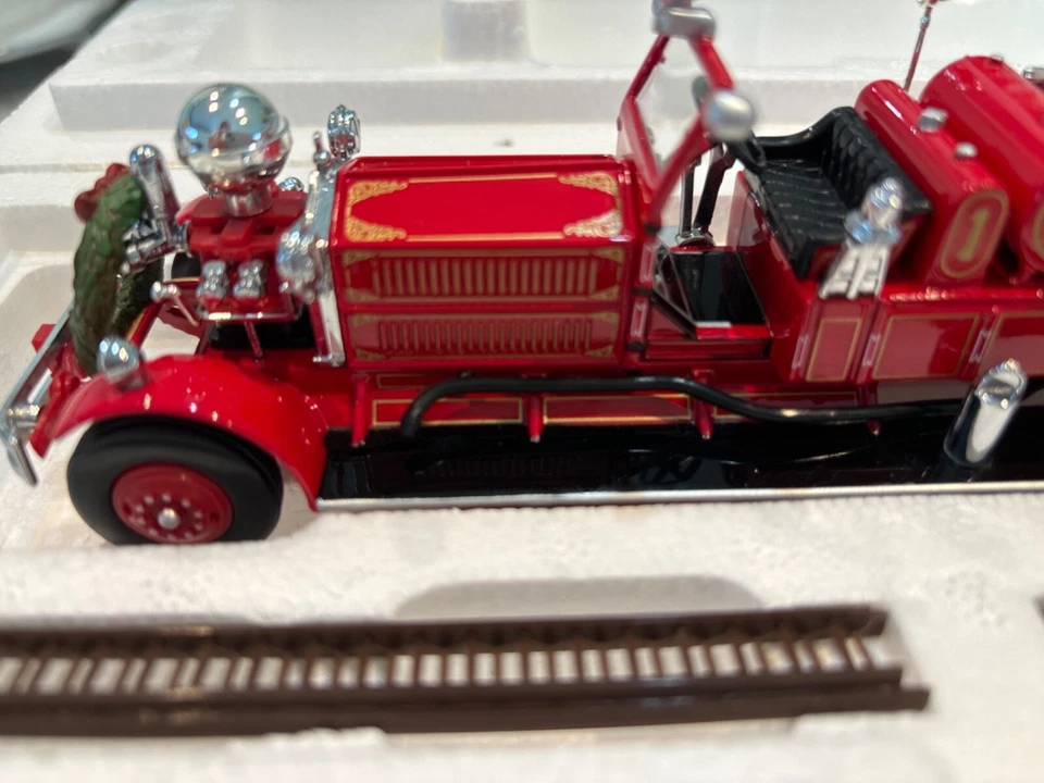Matchbox Coca-Cola Holiday Fire EngineYYM35193 . NIB - Image 4 of 4