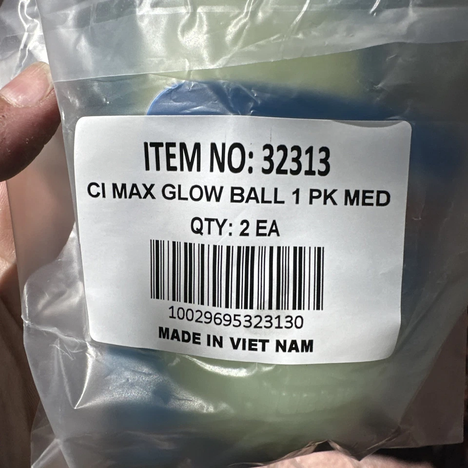 LOT OF 2 - Chuckit Max Glow In The Dark Medium 2.5” Fetch Bouncing Dog Chew Toy - Imagem 2 de 4