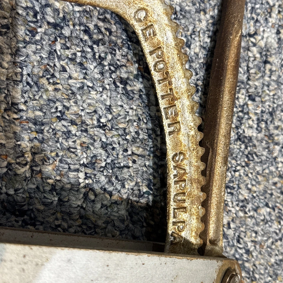 Vintage C.E. Cascanueces ajustable de hierro fundido Potter Sapulpa OK nogal, nuez moscada Foto 4 de 4