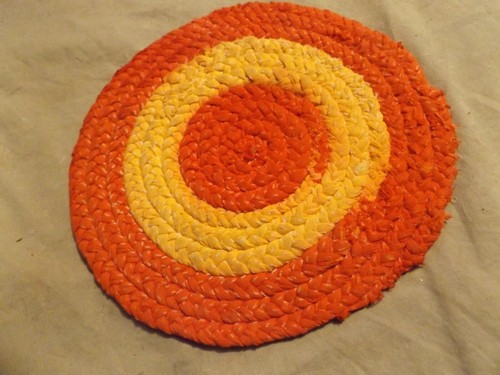 Vintage 1960s Braided Rag Rug Trivet Red Orange Yellow ~8.25-8.5" Hot Pad Amish - Picture 2 of 7