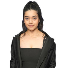 Iman Vellani (Black Outfit) Halber K&ouml;rper Buddy Ausschnitt