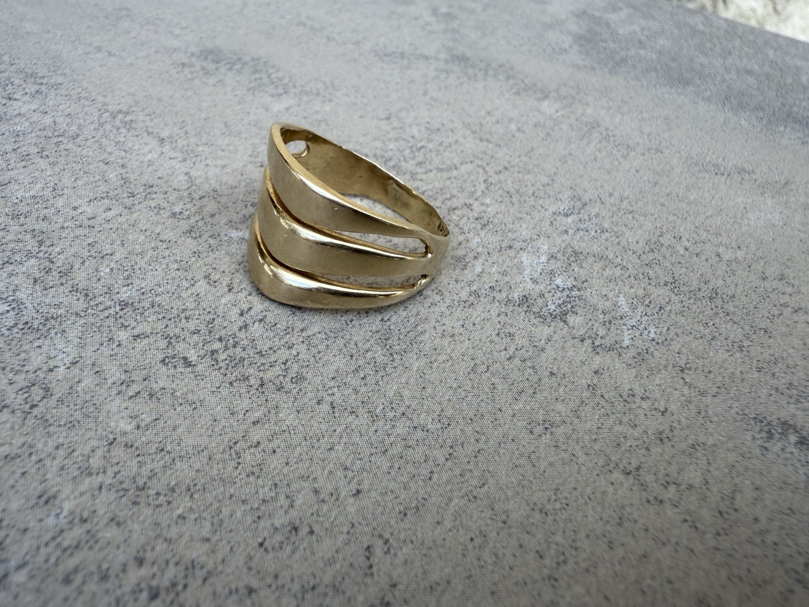 14k Solid Gold Ring - image 4