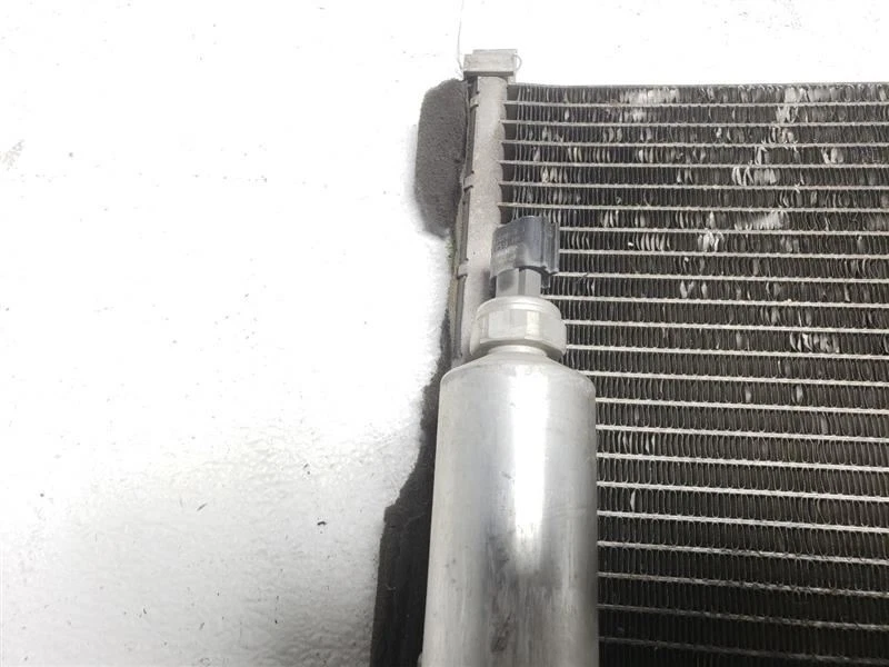 Condensador de aire acondicionado Infiniti M35 2006 2007 2008 2009 2010 OEM 92100EG000 Foto 3 de 4