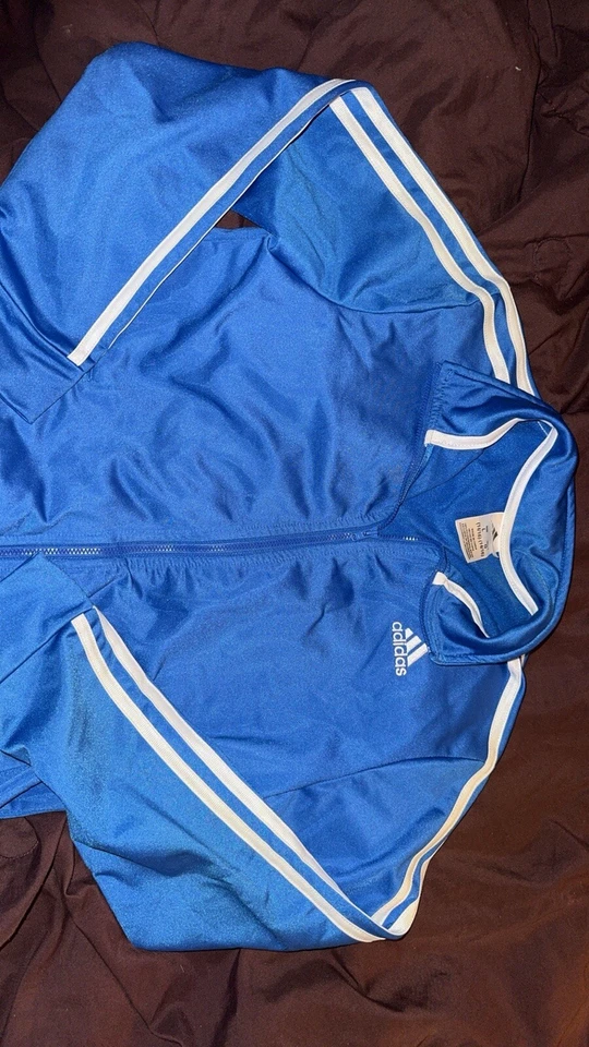 Chaqueta azul Adidas con cremallera para niños jóvenes talla grande con pantalones cortos a juego Foto 3 de 4